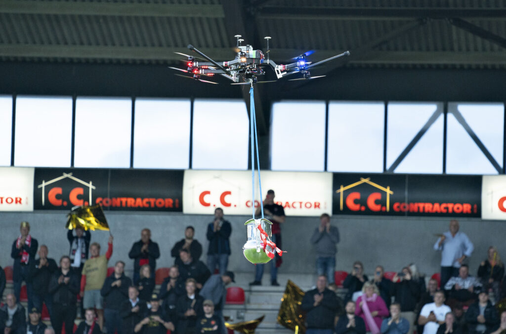 En drone flyver pokalen ind på MCH Arena.