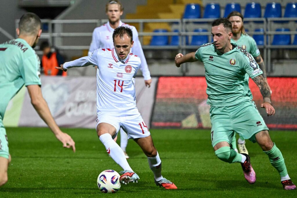 Mikkel Damsgaard dribler med bolden mod Belarus.
