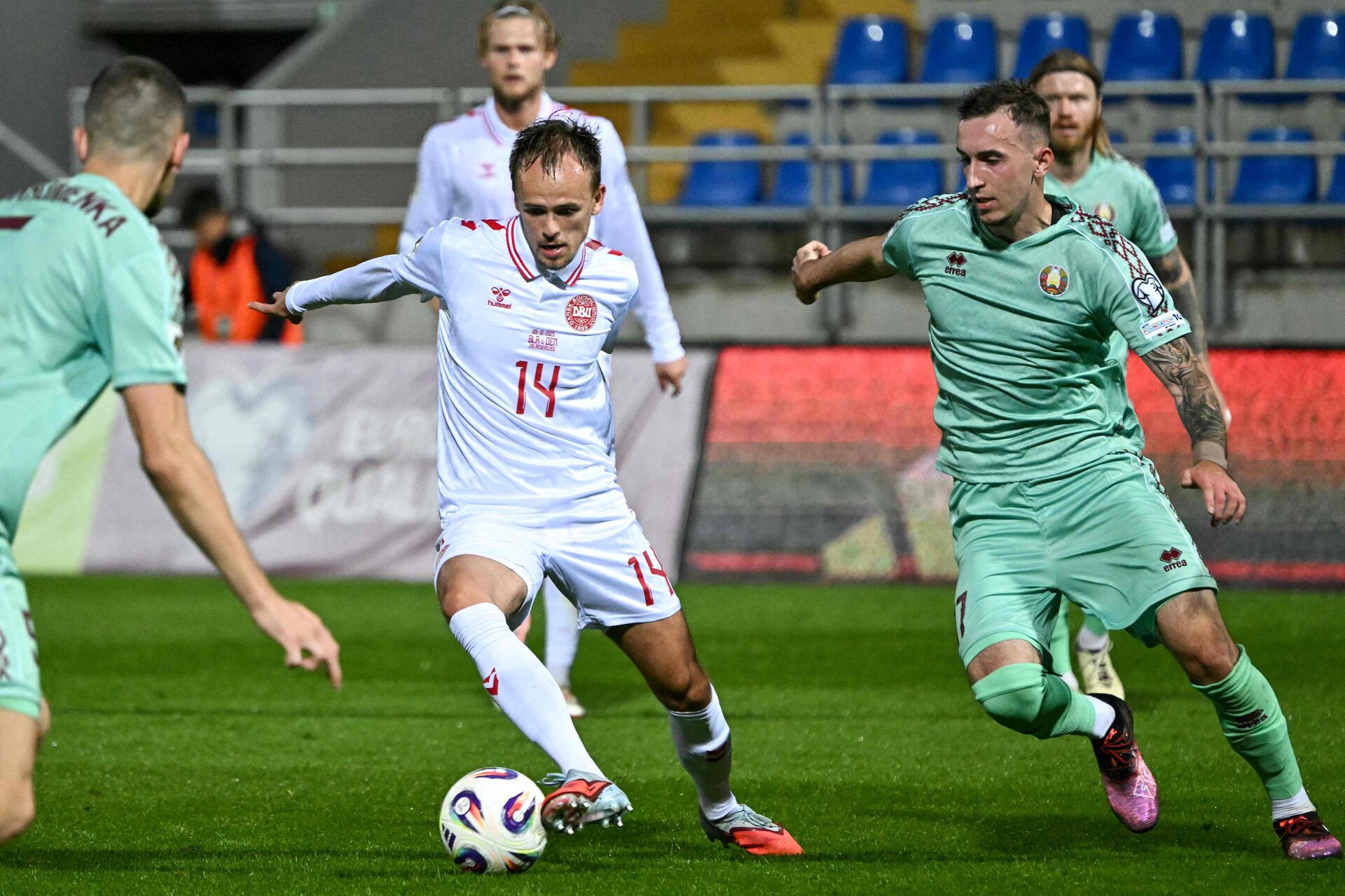 Mikkel Damsgaard dribler med bolden mod Belarus.