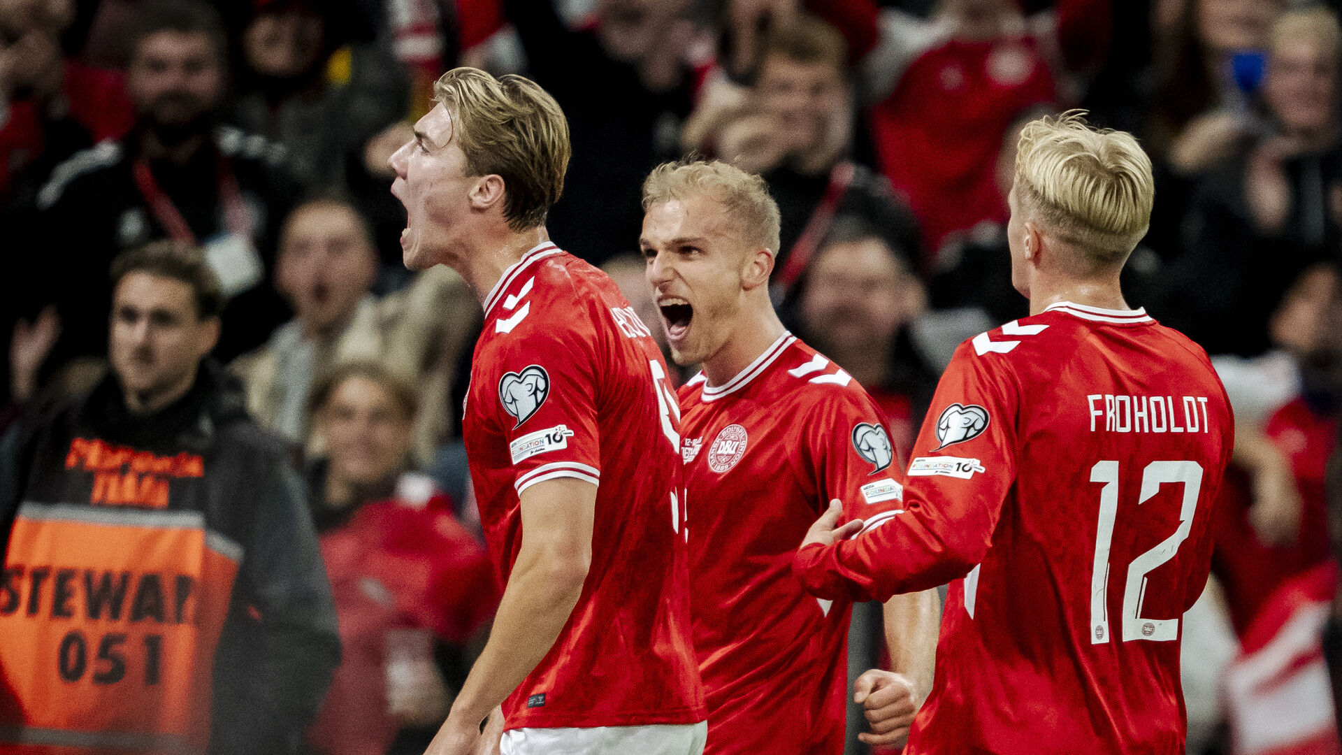 Højlund, Isaksen og Froholdt jubler