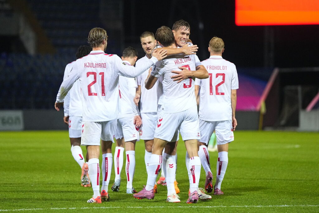 Det danske landshold fejrer et mål mod Belarus.