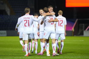 Det danske landshold fejrer et mål mod Belarus.