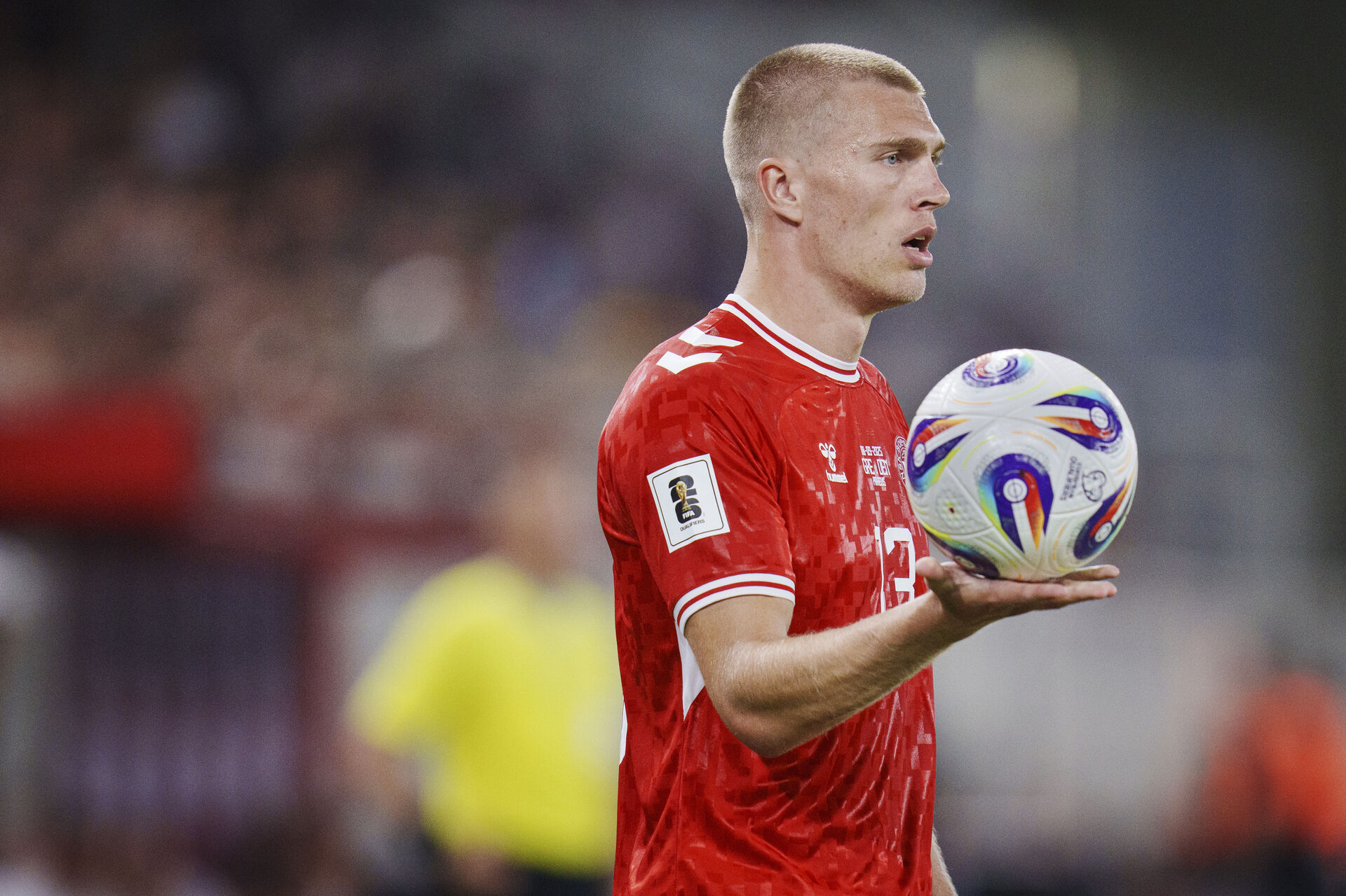 Rasmus Nissen Kristensen med bolden i en flad hånd.