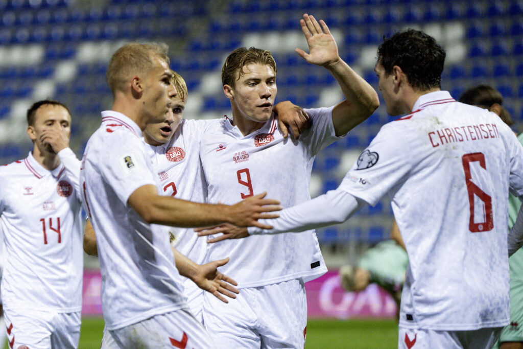 De danske spillere jubler efter en scoring.