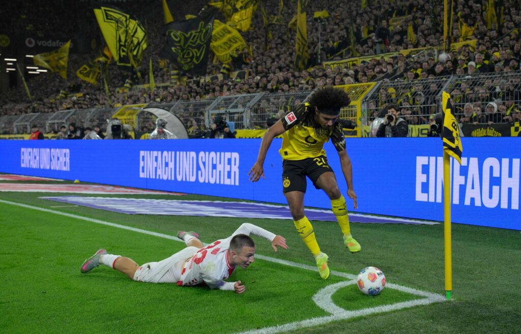 Adyemi forsvarer bolden i hjørnet.