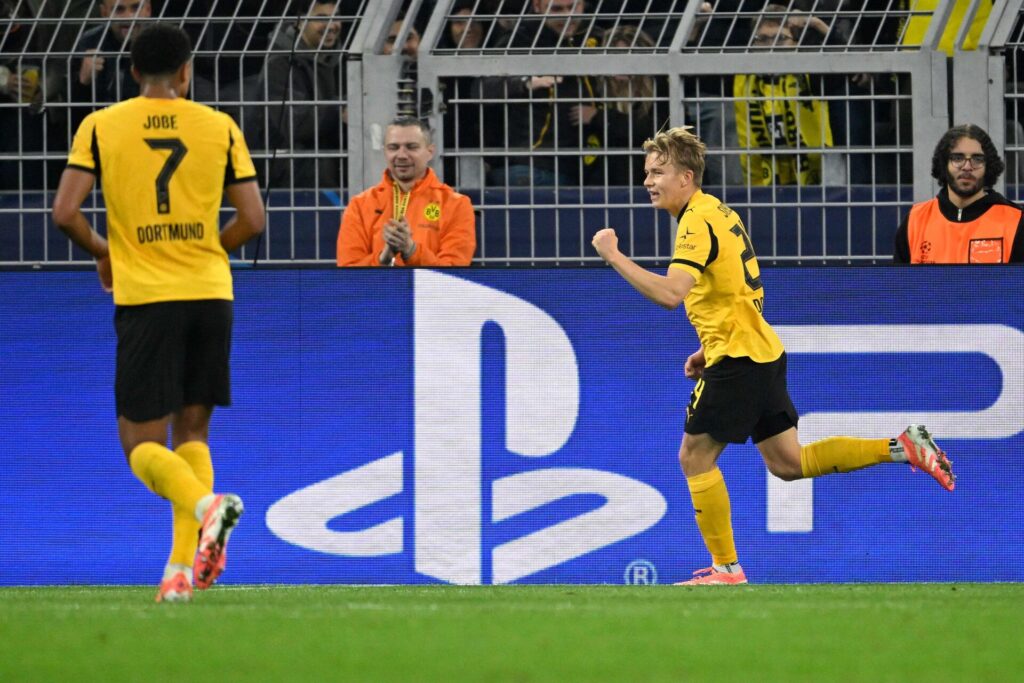 Daniel Svensson fejrer en scoring for Dortmund.