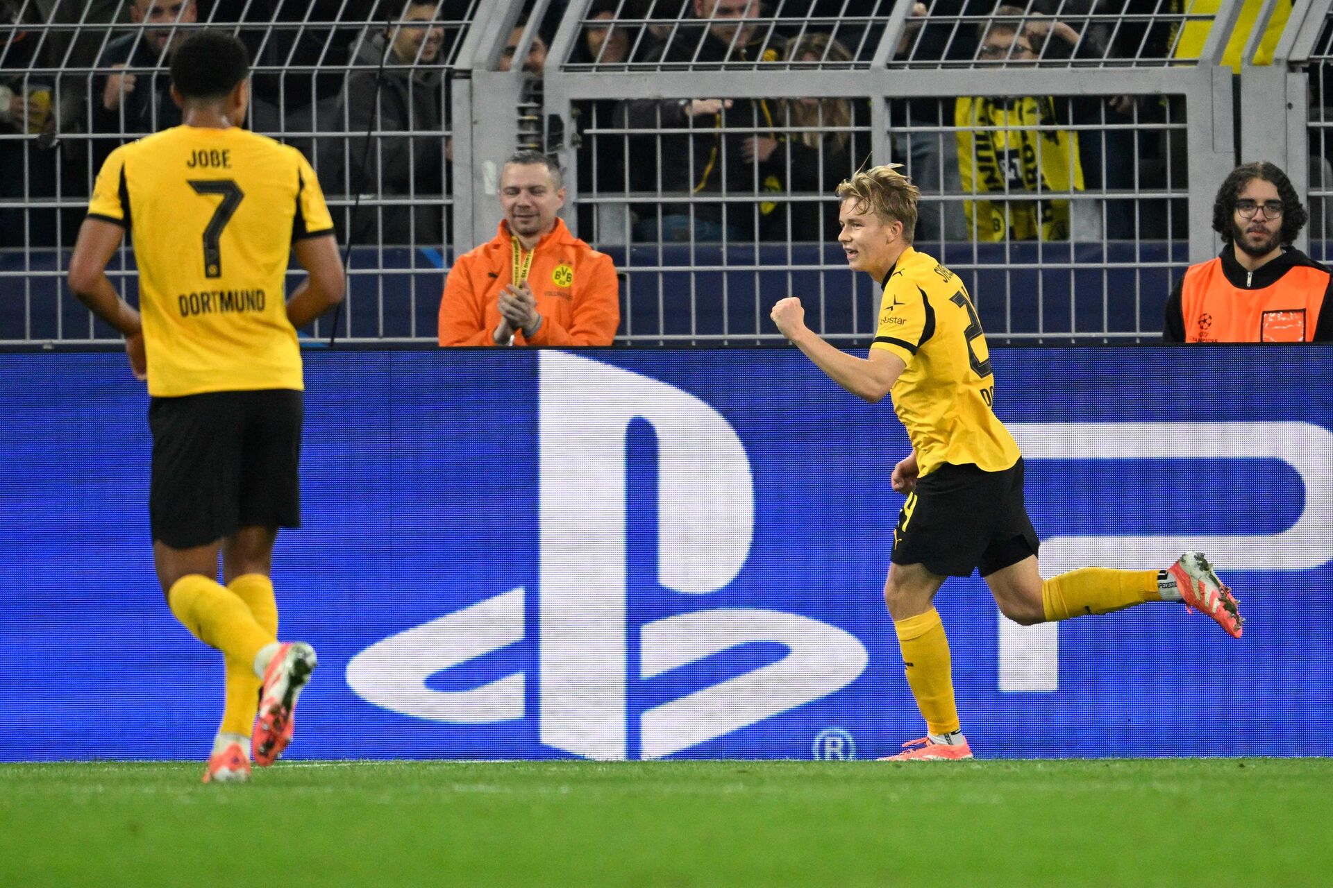 Daniel Svensson fejrer en scoring for Dortmund.
