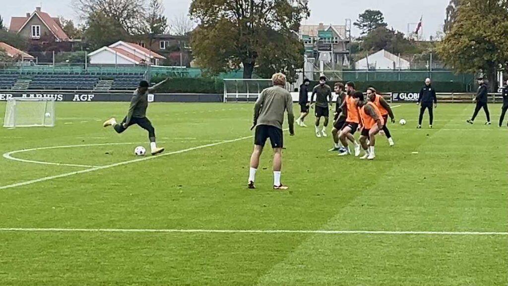 AGF's Stefen Tchamche afslutter under træningen på Fredensvang.