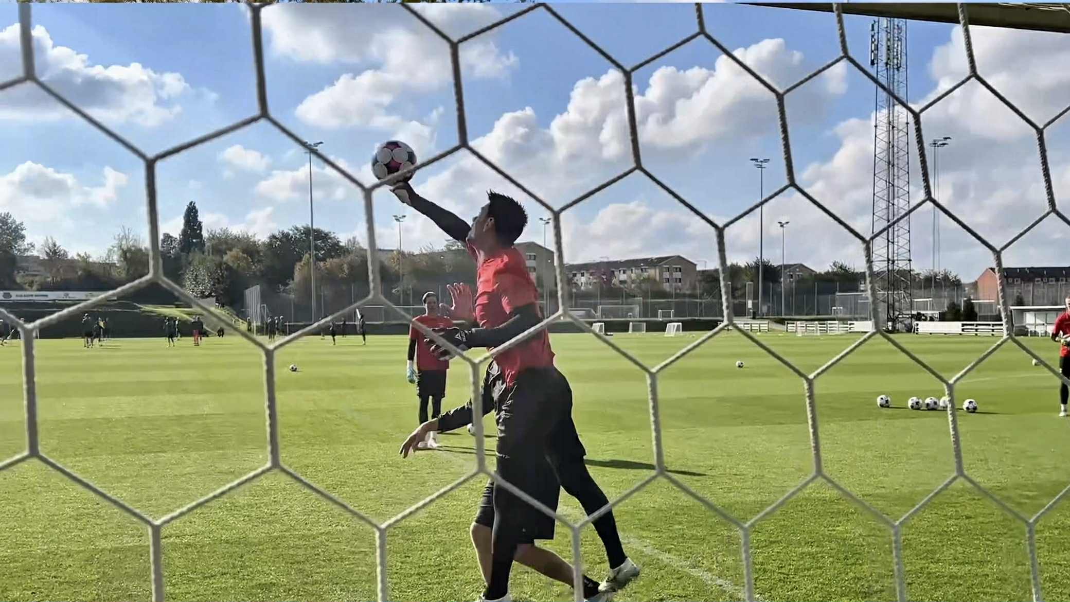 AGF-målmand Jesper Hansen bokser bolden væk under øvelse på Fredensvang.