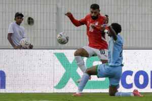 Mohamed Salah dribler mod en spiller fra Djibouti.