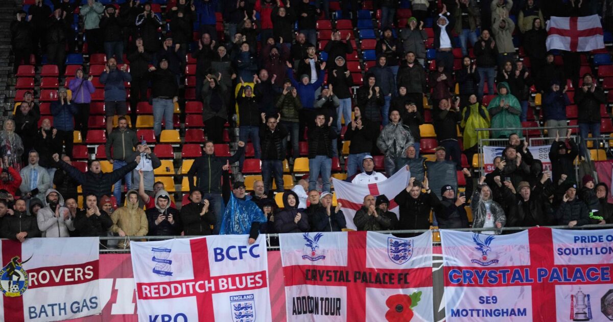 England-fans mod landstræneren: Vi synger, hvad vi vil! Foto: Gints Ivuskans/AFP/Ritzau Scanpix