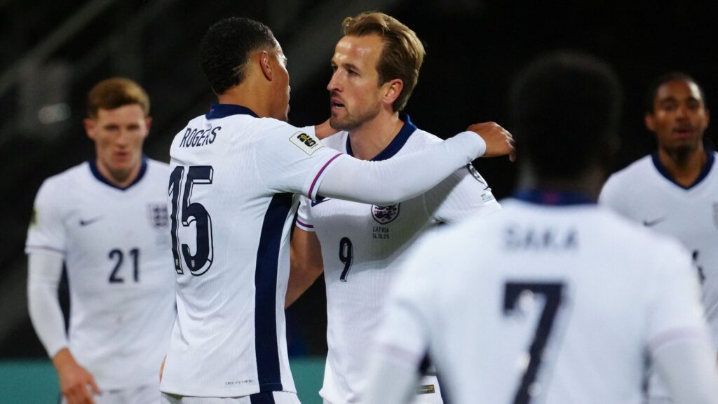 Harry kane fejrer sin scoring mod Letland.