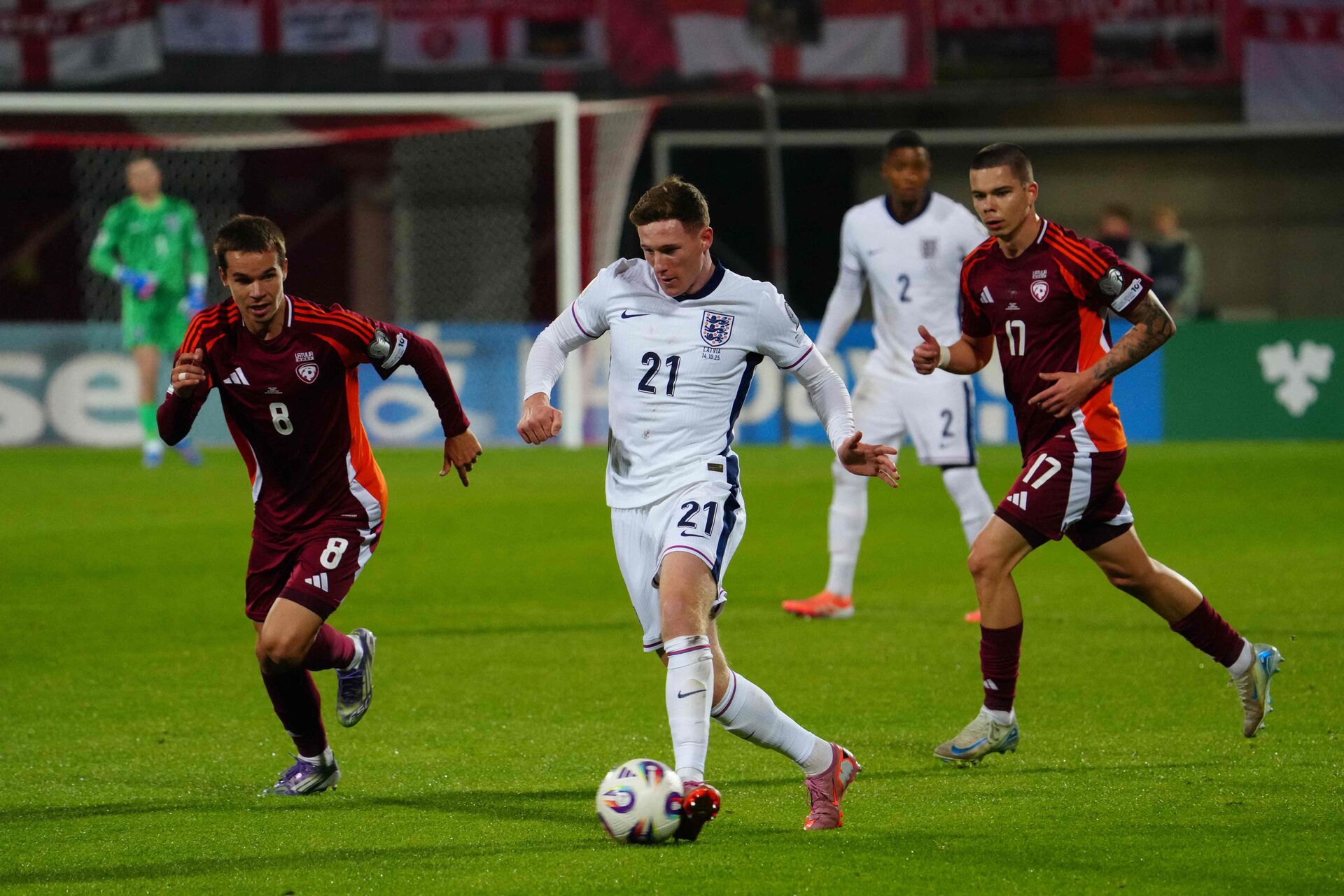 Elliott Anderson dribler under en landskamp for England