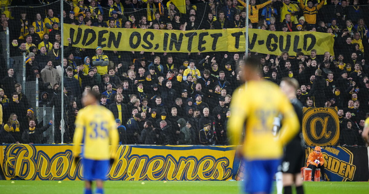 Kaos i Odense: Brøndby-protest afbryder kamp Foto: Mads Claus Rasmussen/Ritzau Scanpix