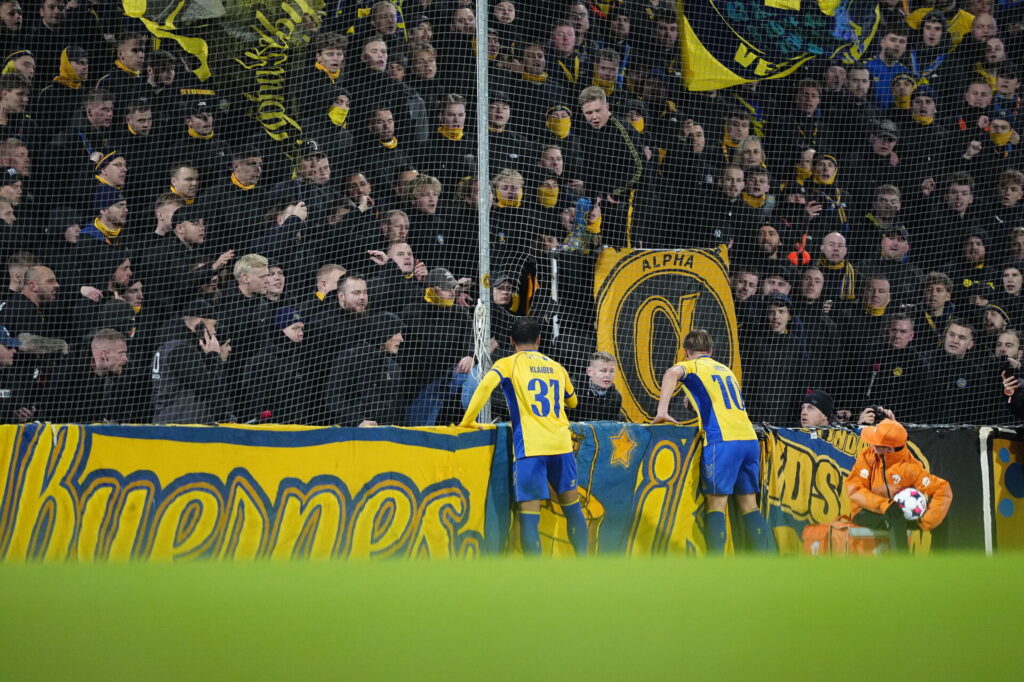 Sean Klaiber og Daniel Wass taler med Brøndbys fans på Nature Energy Park.
