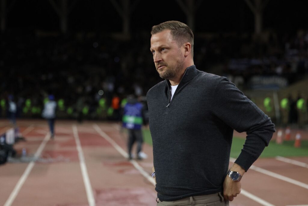 Jacob Neestrup på sidelinjen under en F.C. København-kamp