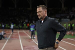 Jacob Neestrup på sidelinjen under en F.C. København-kamp