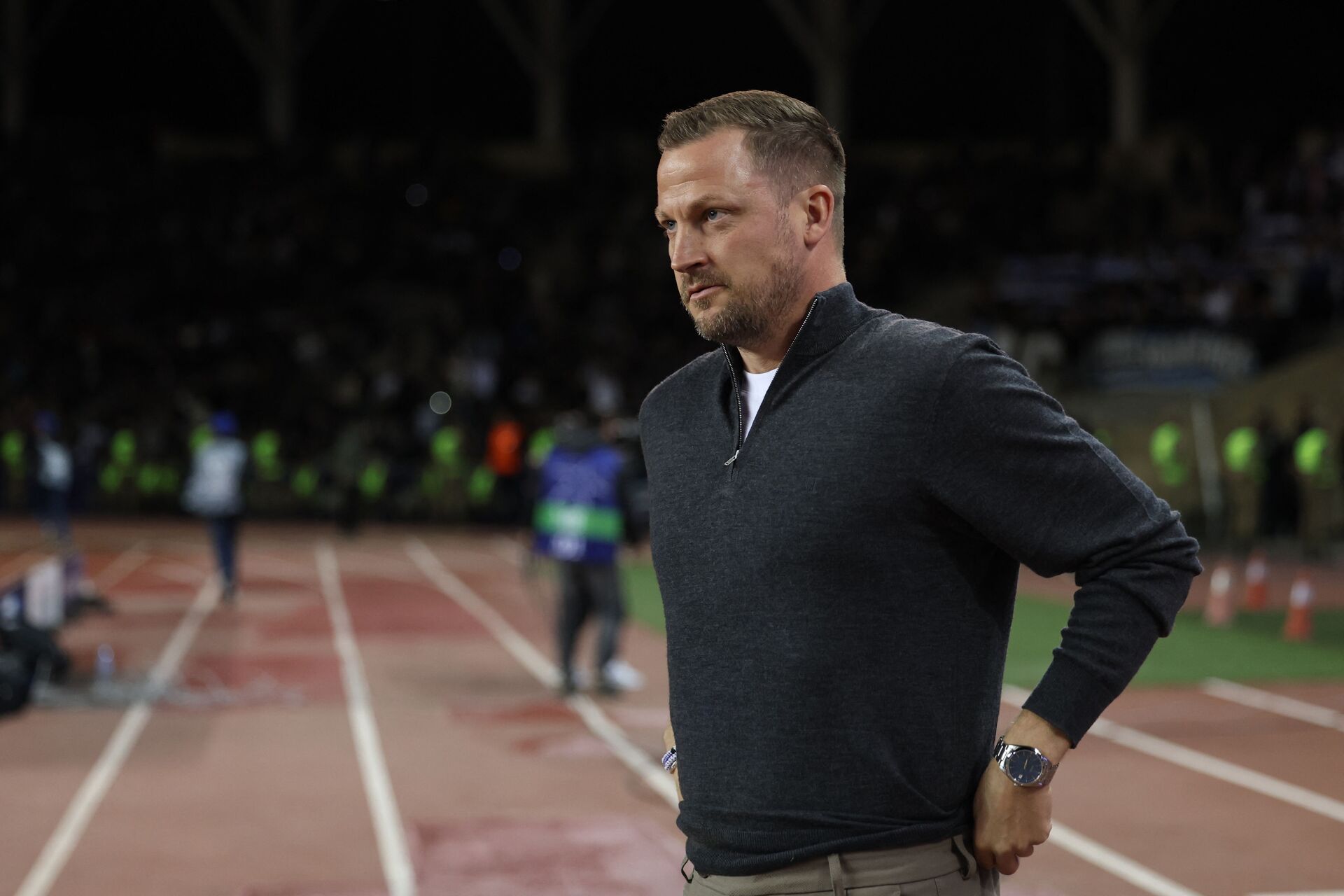 Jacob Neestrup på sidelinjen under en F.C. København-kamp