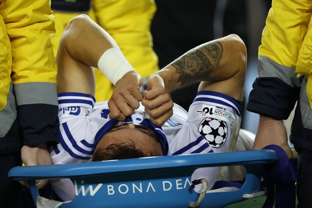 Rodrigo Huescas må bæres fra banen.