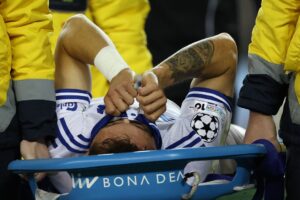 Rodrigo Huescas må bæres fra banen.