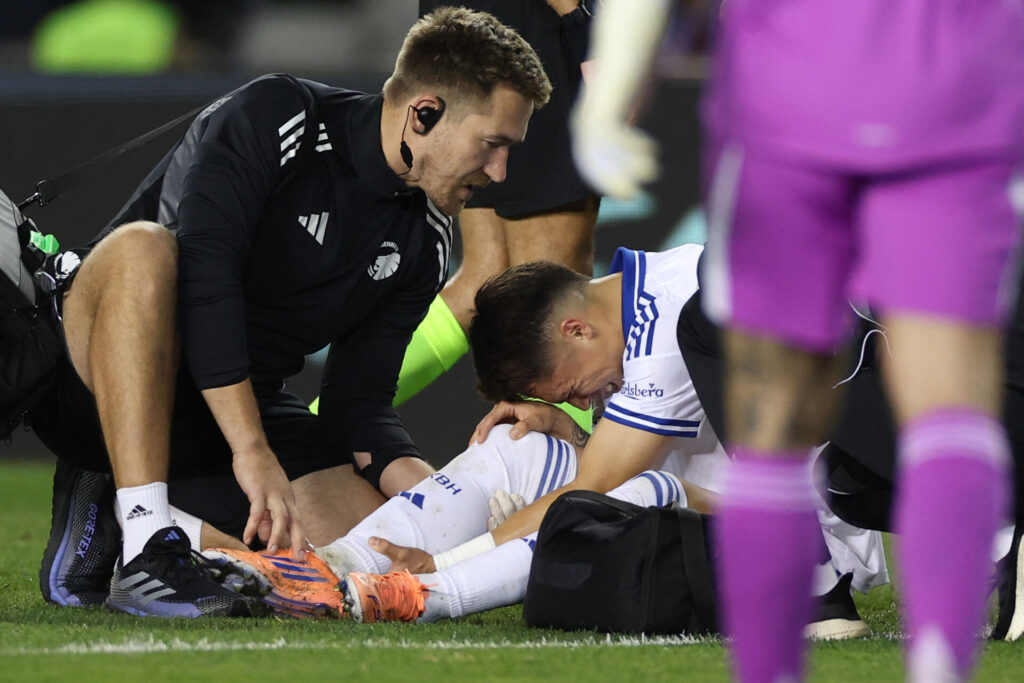 Rodrigo Huescas tager sig til benet med en skade.