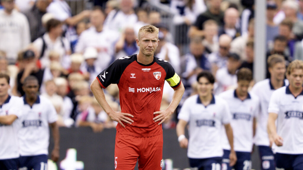 Frederik Rieper har hænderne på hofterne