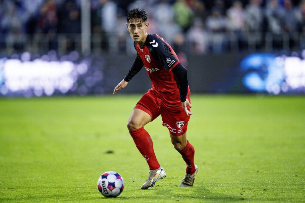 Svenn Crone med bolden for sine fødder i kamp for FC Fredericia