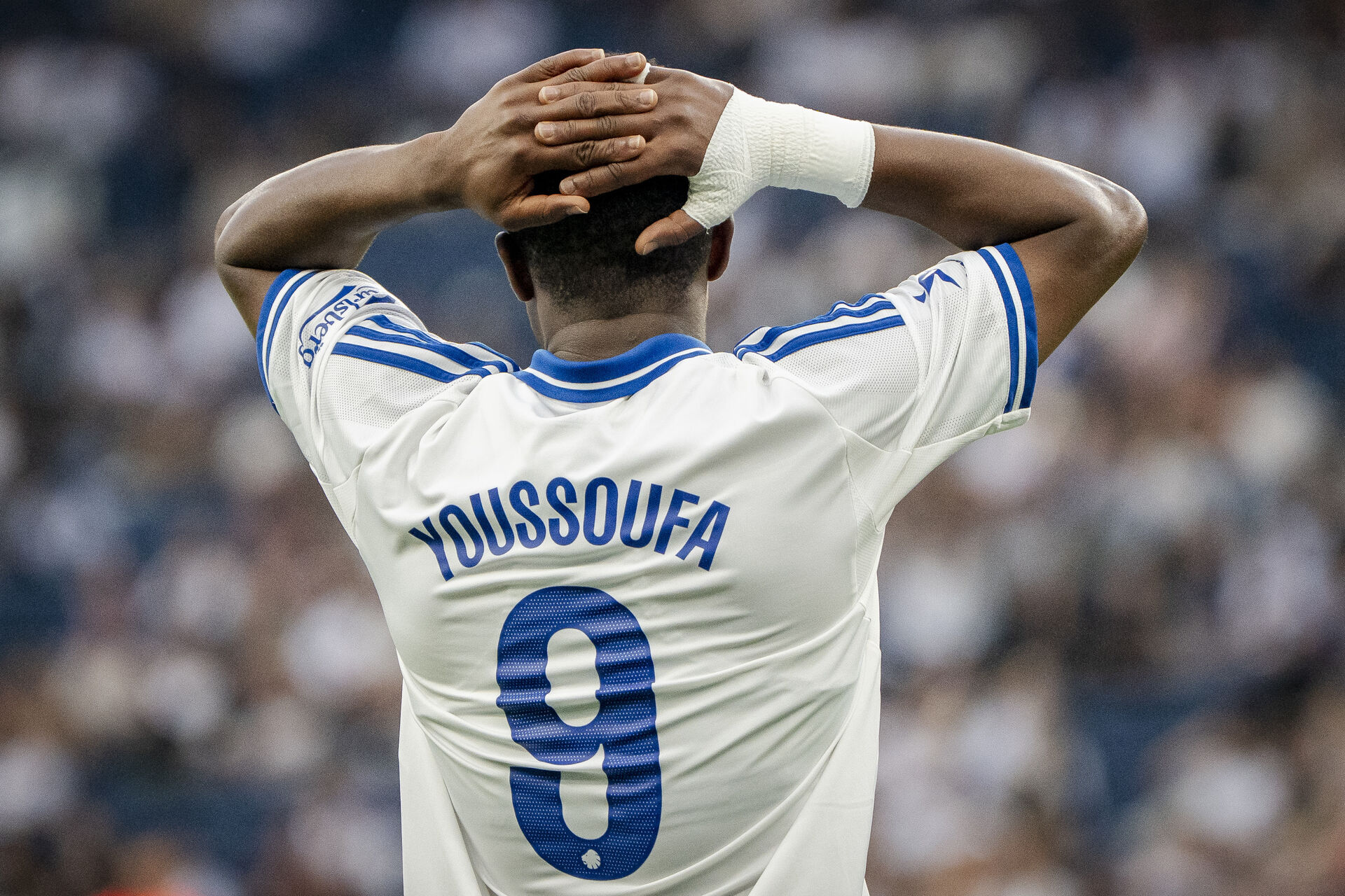 Youssoufa Moukoko tager sig til baghovedet.