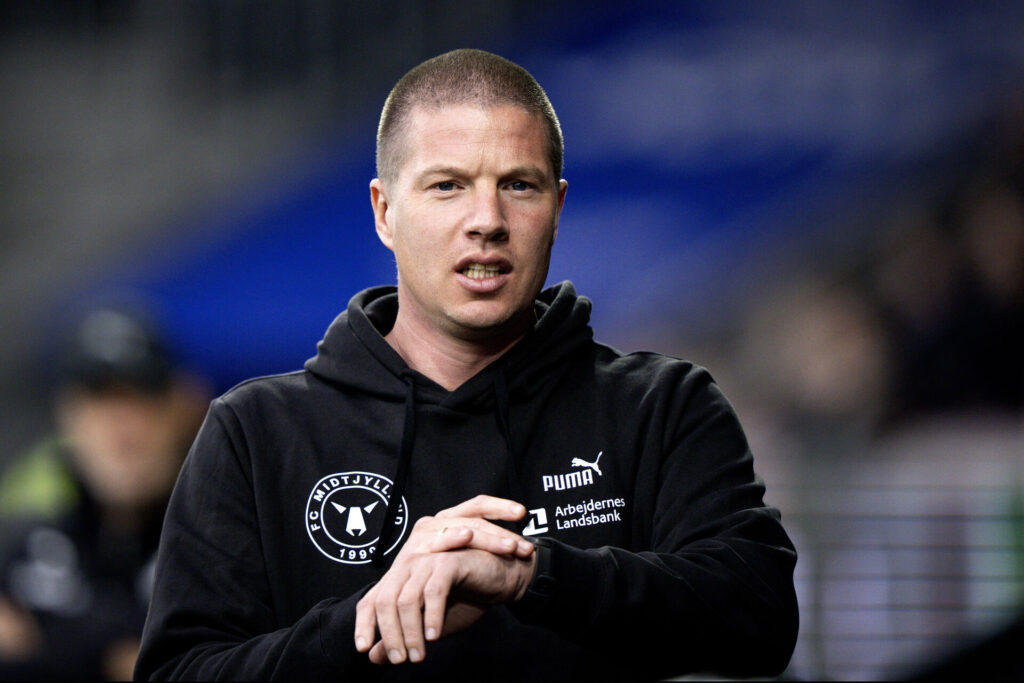 Mike Tullberg tager sig til håndleddet.