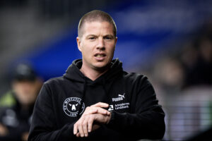 Mike Tullberg tager sig til håndleddet.