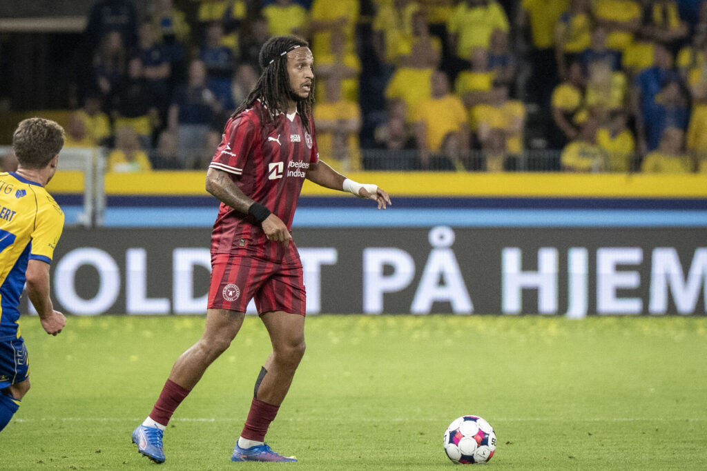 Kevin Mbabu har bolden for fødderne mod Brøndby.