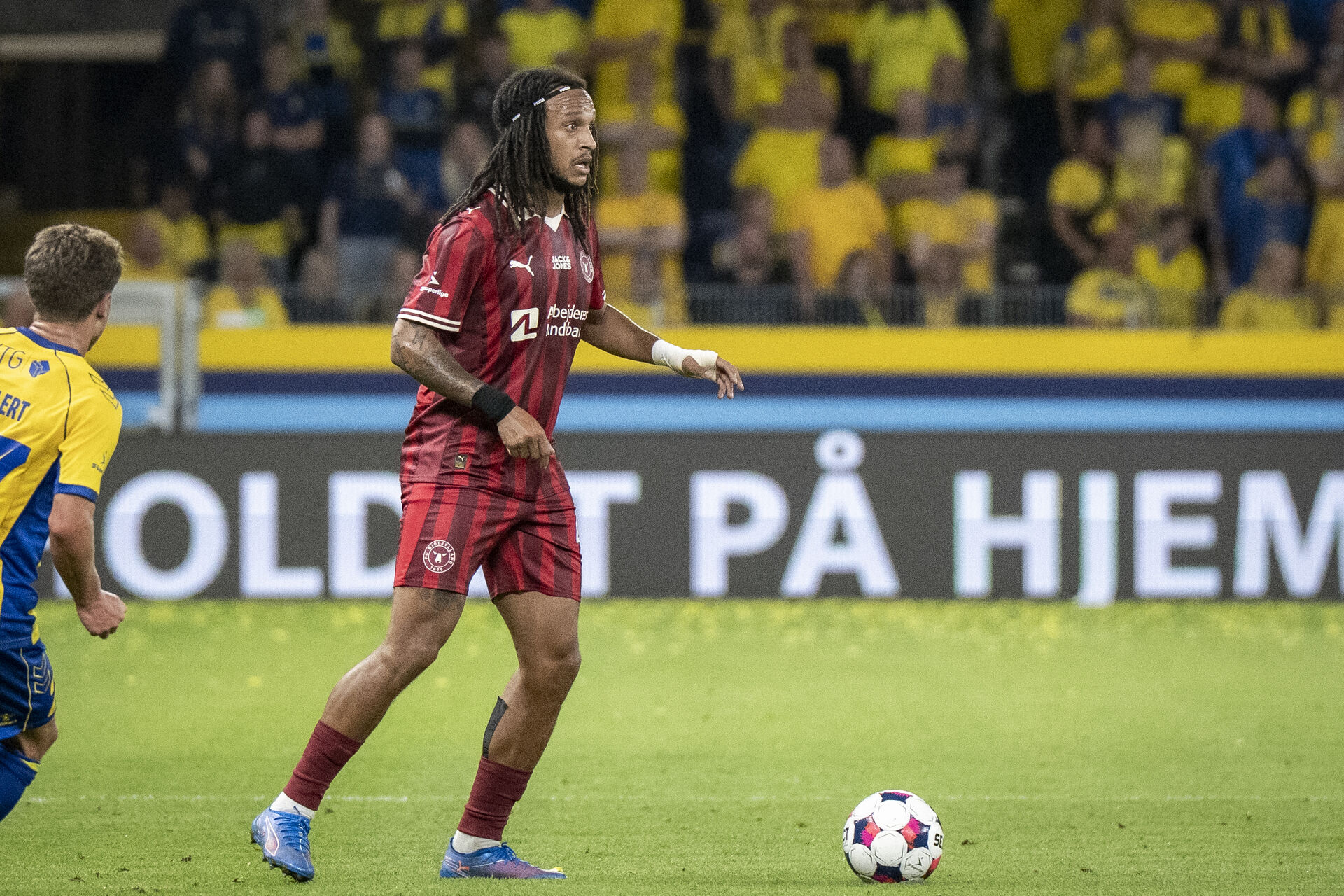 Kevin Mbabu har bolden for fødderne mod Brøndby.
