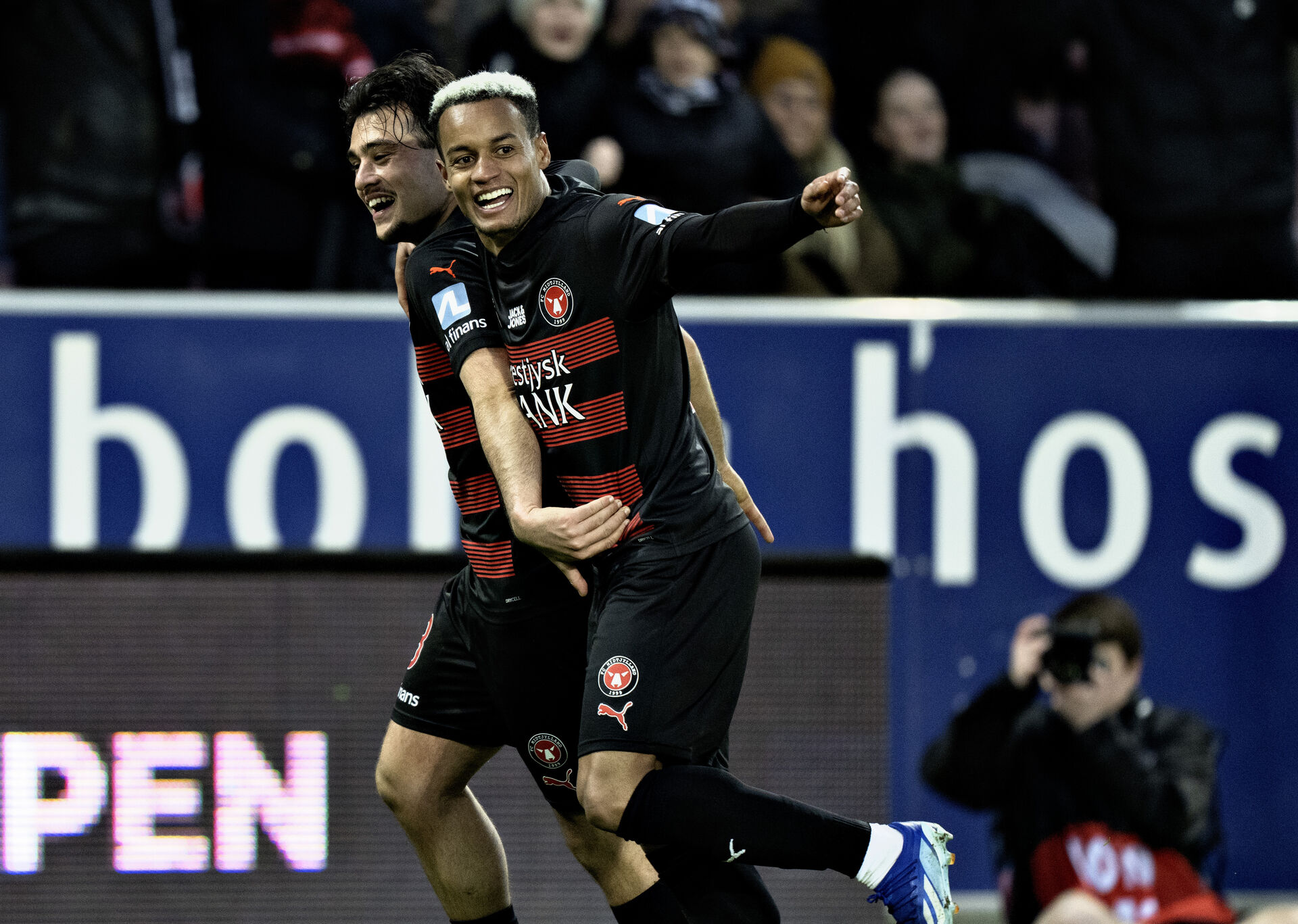 Paulinho jubler sammen med Aral Simsir.