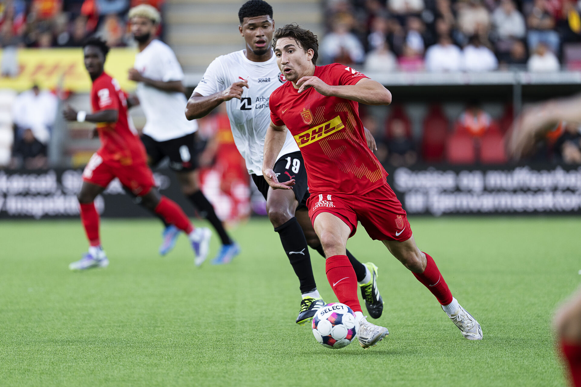 Alexander Lind driver bolden frem for FC Nordsjælland.