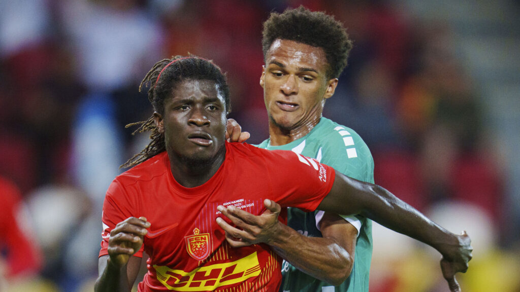 Caleb Yirenkyi i nærkamp med en Viborg-spiller