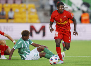 Caleb Yirenkyi driver bolden frem mod Viborg FF.