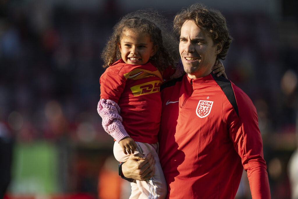 Erik Marxen med en lille pige på armen.