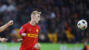 Tobias Salquist kigger på bolden