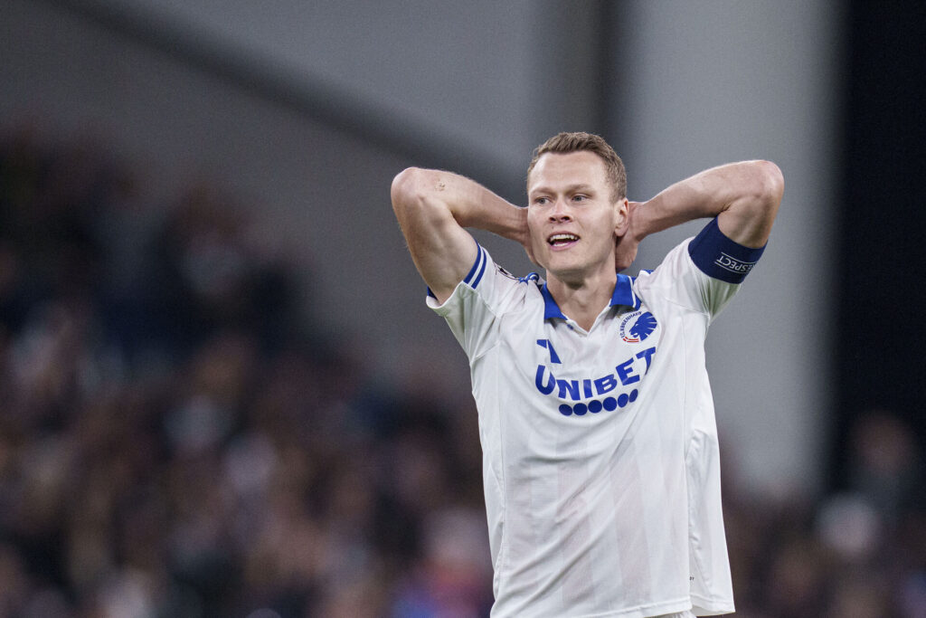 Viktor Claesson tager sig til hovedet.