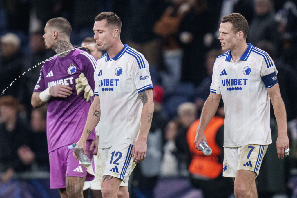 Lukas Lerager spytter vand ud af munden.