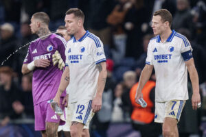 Lukas Lerager spytter vand ud af munden.