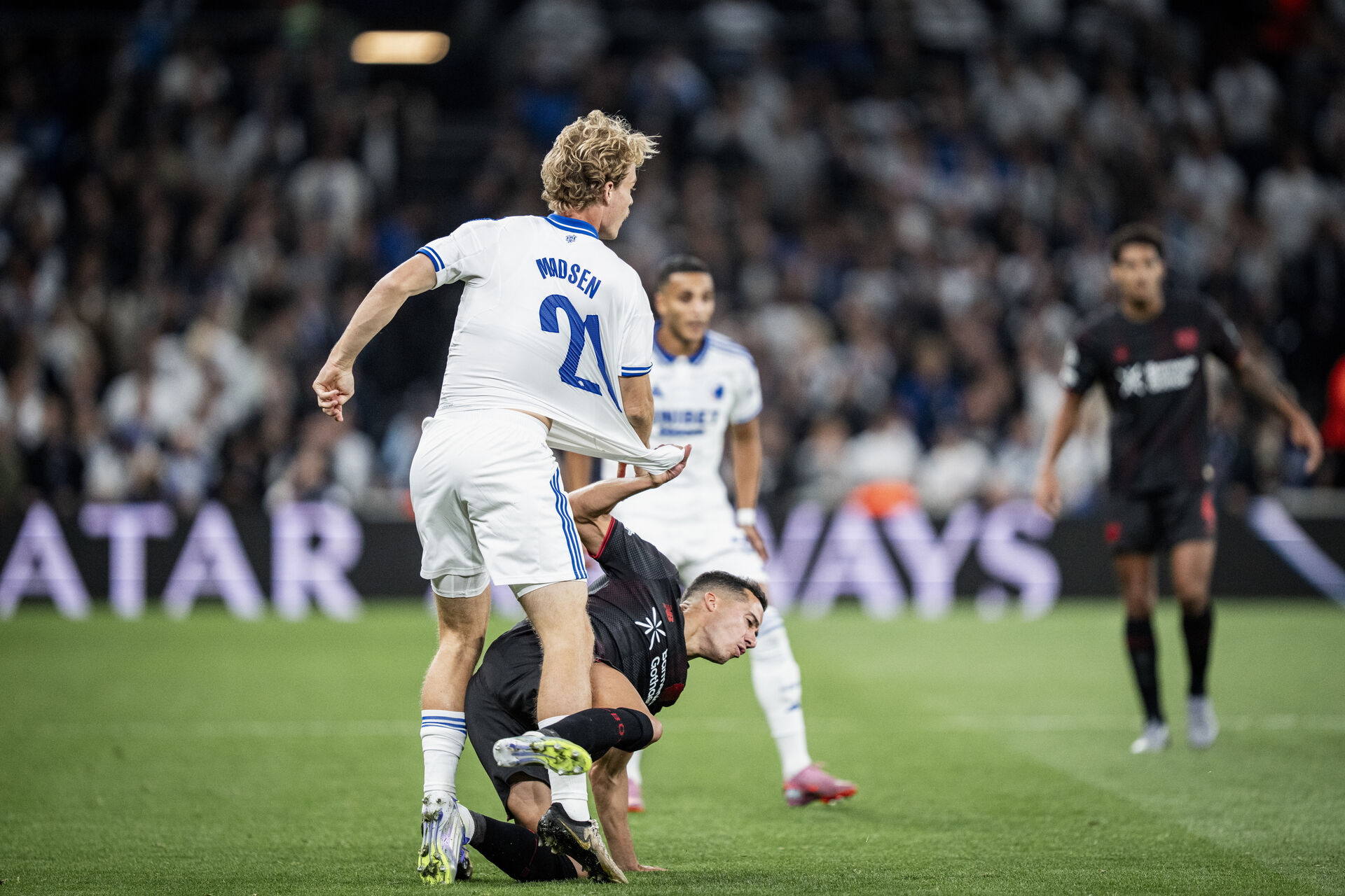 Mads Emil bliver revet i trøjen mod Bayer Leverkusen.