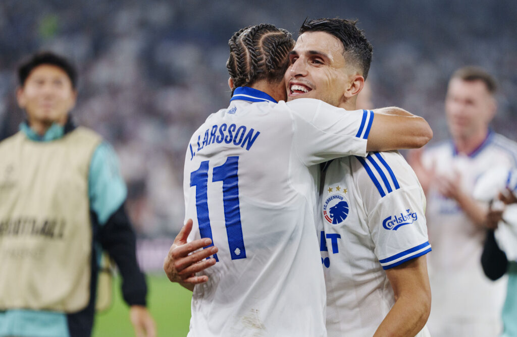 Mohamed Elyounoussi og Jordan Larsson i en krammer.