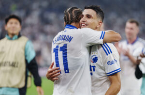 Mohamed Elyounoussi og Jordan Larsson i en krammer.