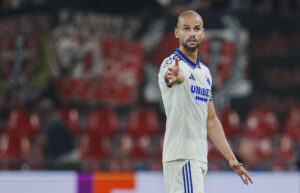 Hatzidiakos peger fingeren frem.