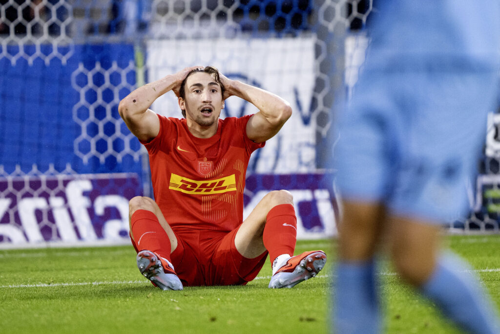 Alexander Lind med hænderne på hovedet. 