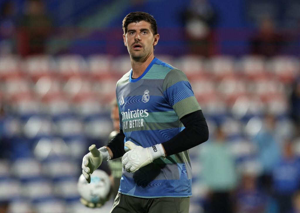 Thibaut Courtois varmer op for Real Madrid.