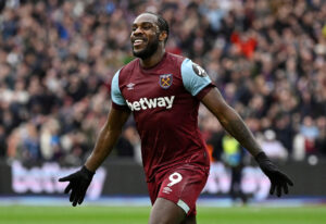 Michail Antonio fejrer en scoring for West Ham.