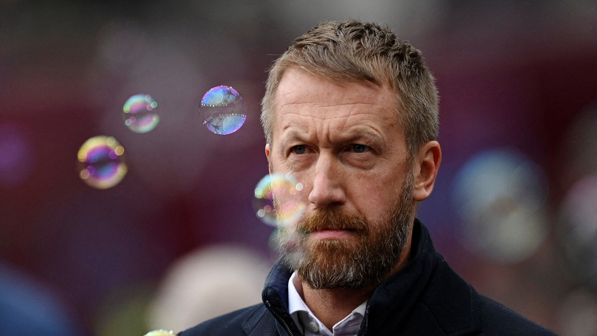 Graham Potter med bobler i forgrunden