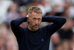 Graham Potter tager sig til hovedet i sin sidste kamp som cheftræner for West Ham.